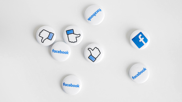 porozrzucane loga Facebooka i ikony like