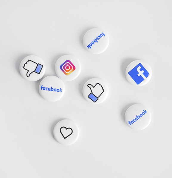 porozrzucane przypinki z ikonami social mediów