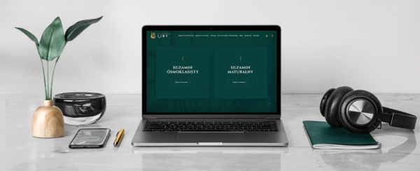 prezentacja strony internetowej Akademii Liry na tablecie