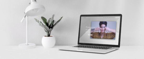 laptop na biurku z otwartą stroną internetową masażystki