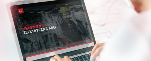 mężczyzna przegląda na laptopie stronę internetową hurtowni elektrycznej Arel