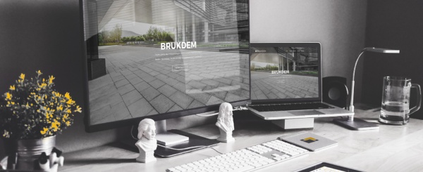 monitor i laptop z otwartą stroną internetową firmy Brukdem