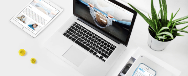 laptop, tablet, smartphone z otwartą stroną internetową Fundacji Błękitne Okna