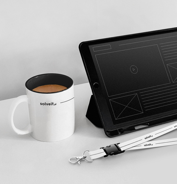 kubek i smycz firmowa solveit.pl, obok tablet