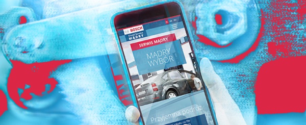 smartphone w dłoni z otwartą stroną internetową firmy Diesel Service Mądry