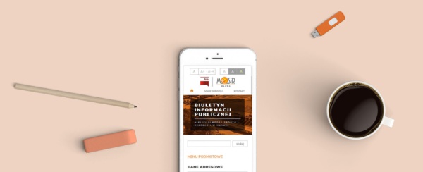 smartphone z otwartą stroną biuletynu informacji publicznej MOSIR Mława, obk kubek z kawą