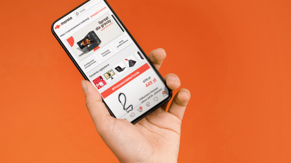 smartphone w dłoni z otwartą aplikacją sklepu internetowego Morele