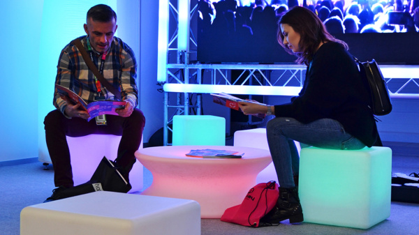 kobieta i mężczyzna przeglądają katalogi na targach RemaDays 2019