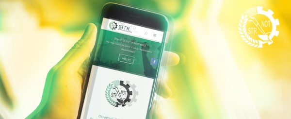 smartphone w dłoni z otwartą stroną internetową SITR Olsztyn
