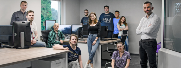 zespół pracowników firmy Solveit z Olsztyna w biurze