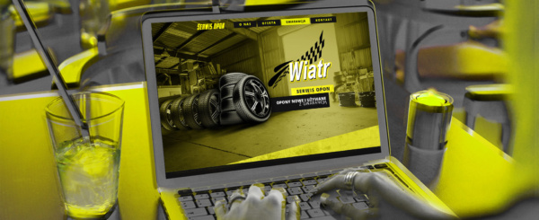 laptop z otwartą stroną internetową serwisu opon Wiatr