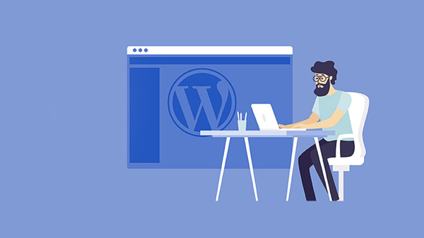 mężczyzna przed komputerem, w tle okno systemu zarządzania treściąWordPress