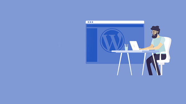 mężczyzna przed komputerem, w tle okno systemu zarządzania treściąWordPress