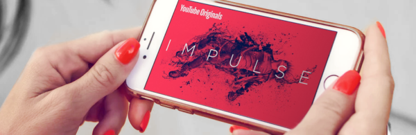 kobieta ogląda na telefonie serial Impulse