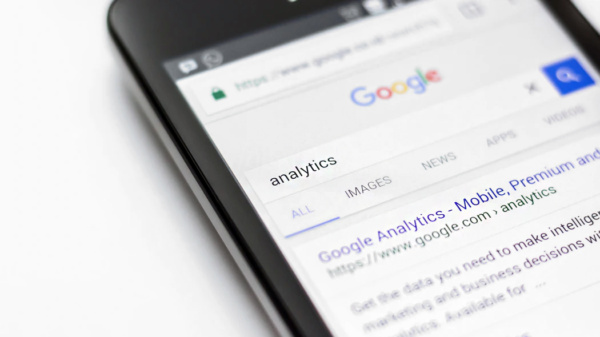 telefon z uruchomioną wyszukiwarką Google i słowem "analytics"