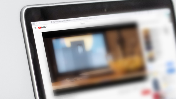 ekran laptopa z uruchomioną stroną YouTube