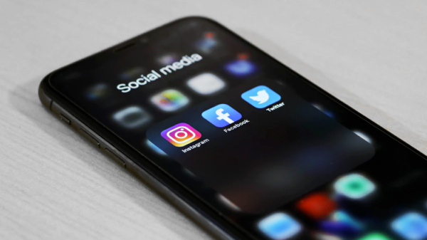 telefon z ikonami aplikacji social mediów na ekranie