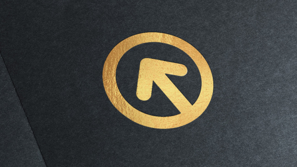 złoty sygnet logo Solveit na czarnym papierze