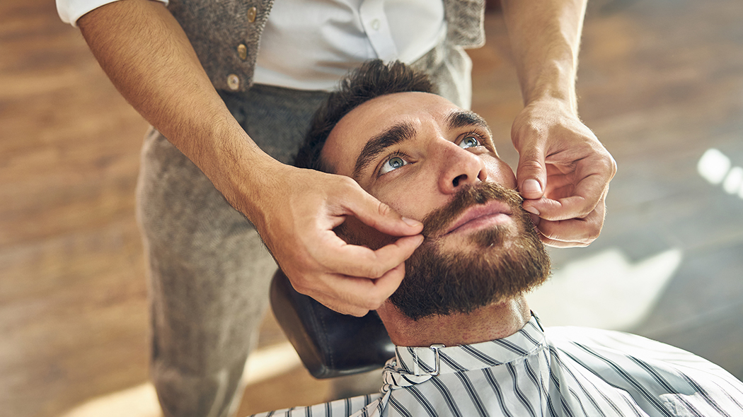 mężczyzna z zarostem, zabieg u barbera, pielęgnacja, wąsy, broda