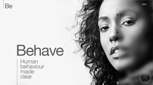 Strona internetowa z portretem kobiety i efektem glassmorfizmu – rozmycie i przezroczystość po prawej stronie obrazu