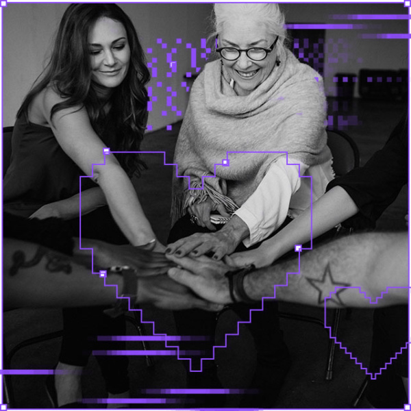 Grupa ludzi różnych pokoleń łączy dłonie na znak jedności i wsparcia, z nałożonymi fioletowymi pikselowymi efektami w kształcie serca