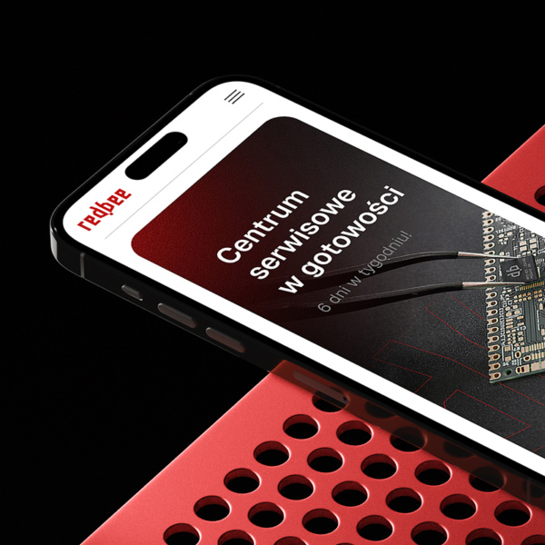 Smartphone z otwartą stroną internetową serwisu z naprawą elektroniki redbee.pl