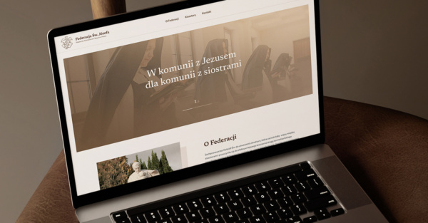 Laptop z otwartą stroną internetową federacjakarmelitanek.pl