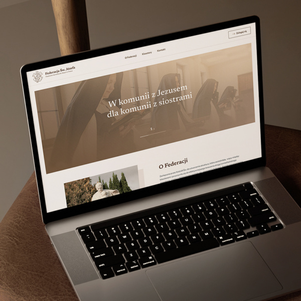 Laptop z otwartą stroną internetową federacjakarmelitanek.pl