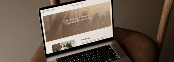 Laptop z otwartą stroną internetową federacjakarmelitanek.pl
