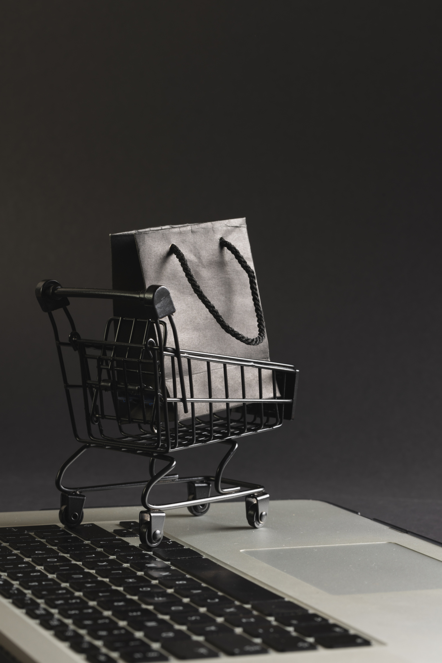 Dyrektywa UE zmienia e-commerce od 19 czerwca. Czy wiesz już o obowiązkowym przycisku zwrotu? tło
