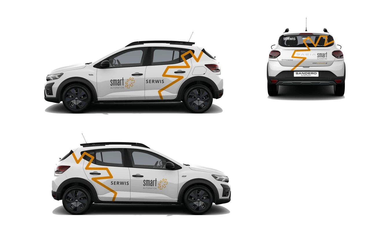 Trzystronna wizualizacja oklejenia białej Dacii Sandero Stepway dla firmy Smart Automation z pomarańczową grafiką i napisem SERWIS.