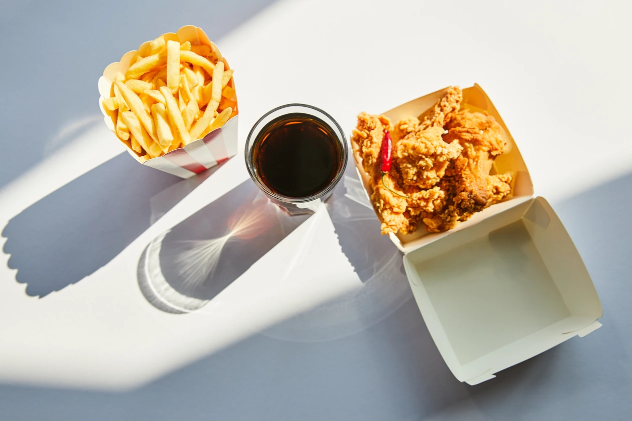 Kubełek w roli głównej. Jak KFC redefiniuje swoją kultową markę? tło