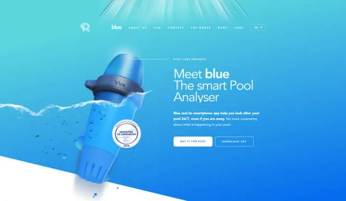 Landing page inteligentnego analizatora wody basenowej Blue Smart Pool Analyser unoszącego się w wodzie