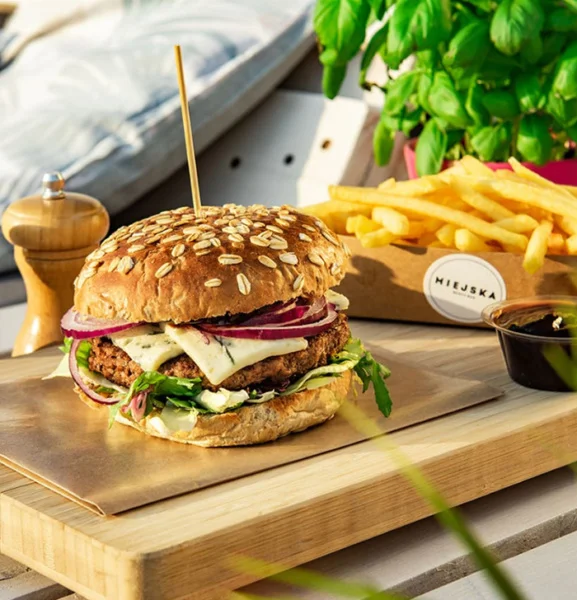 burger z frytkami na desce