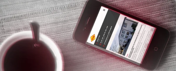 smartphone z otwartą stroną internetową firmy Jaro