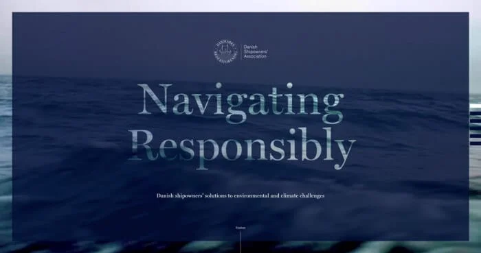 Minimalistyczny layout strony Danish Shipowners' Association z napisem Navigating Responsibly na tle fal morskich