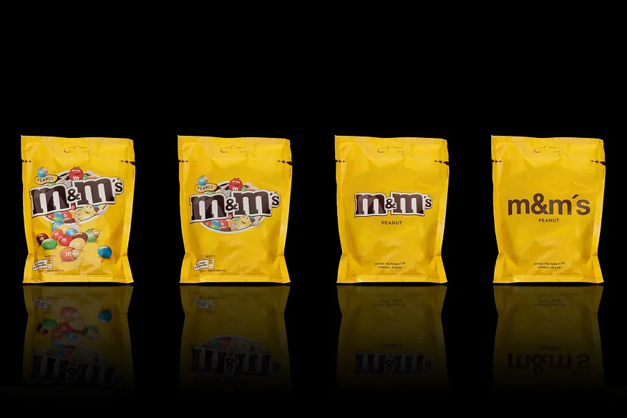 Ewolucja i uproszczenie projektu opakowania cukierków M&M's Peanut pokazane na 4 etapach