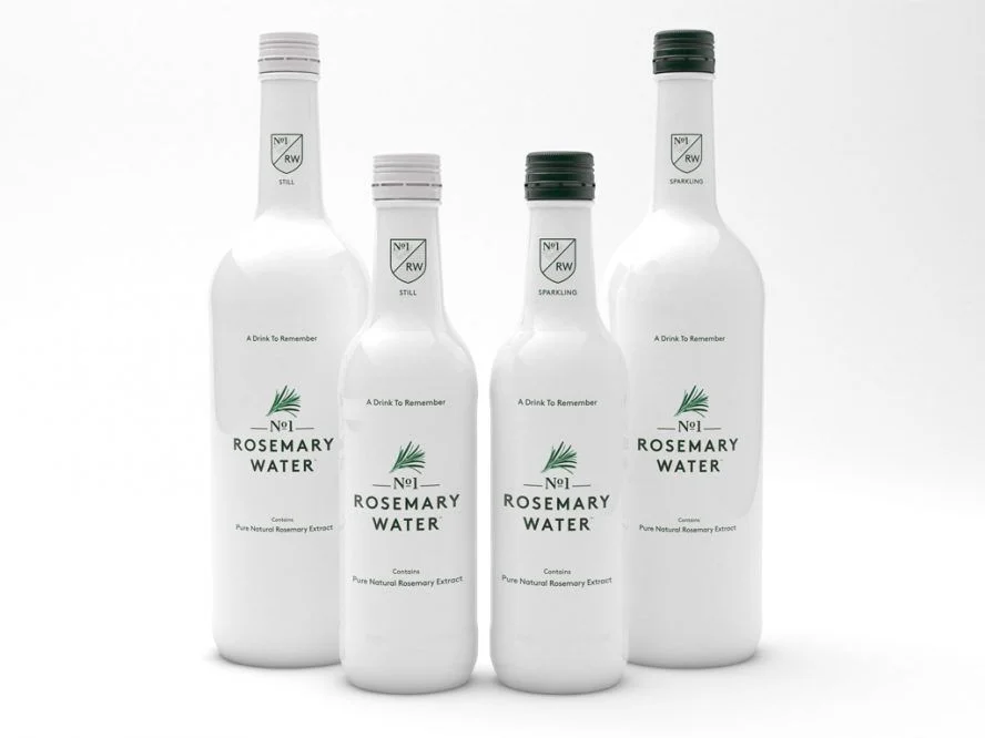 Białe, szklane butelki wody gazowanej i niegazowanej No1 Rosemary Water z zielonym logo