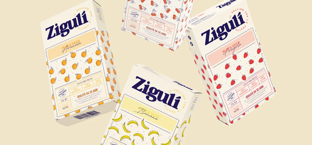 Cztery retro pudełka włoskich cukierków Ziguli z ilustracjami owoców: pomarańczy, truskawek, czereśni i bananów na kremowym tle