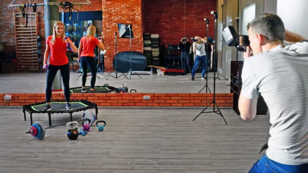 fotograf robi zdjęcia instruktorce fitness