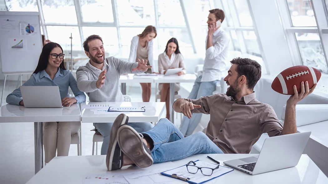 dobra atmosfera w zespole Zespół pracujący w open space integruje się ze sobą