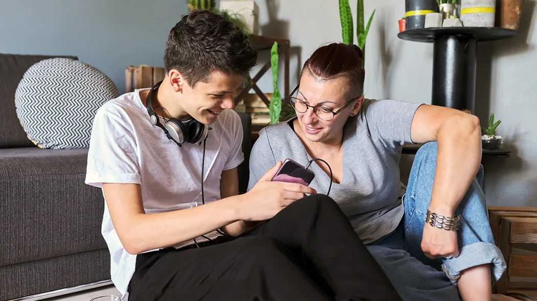 Spędzanie czasu z nastolatkiem Wspólne spędzanie czasu z nastolatkiem i rozmowy o nowych rozwiązaniach technologicznych.