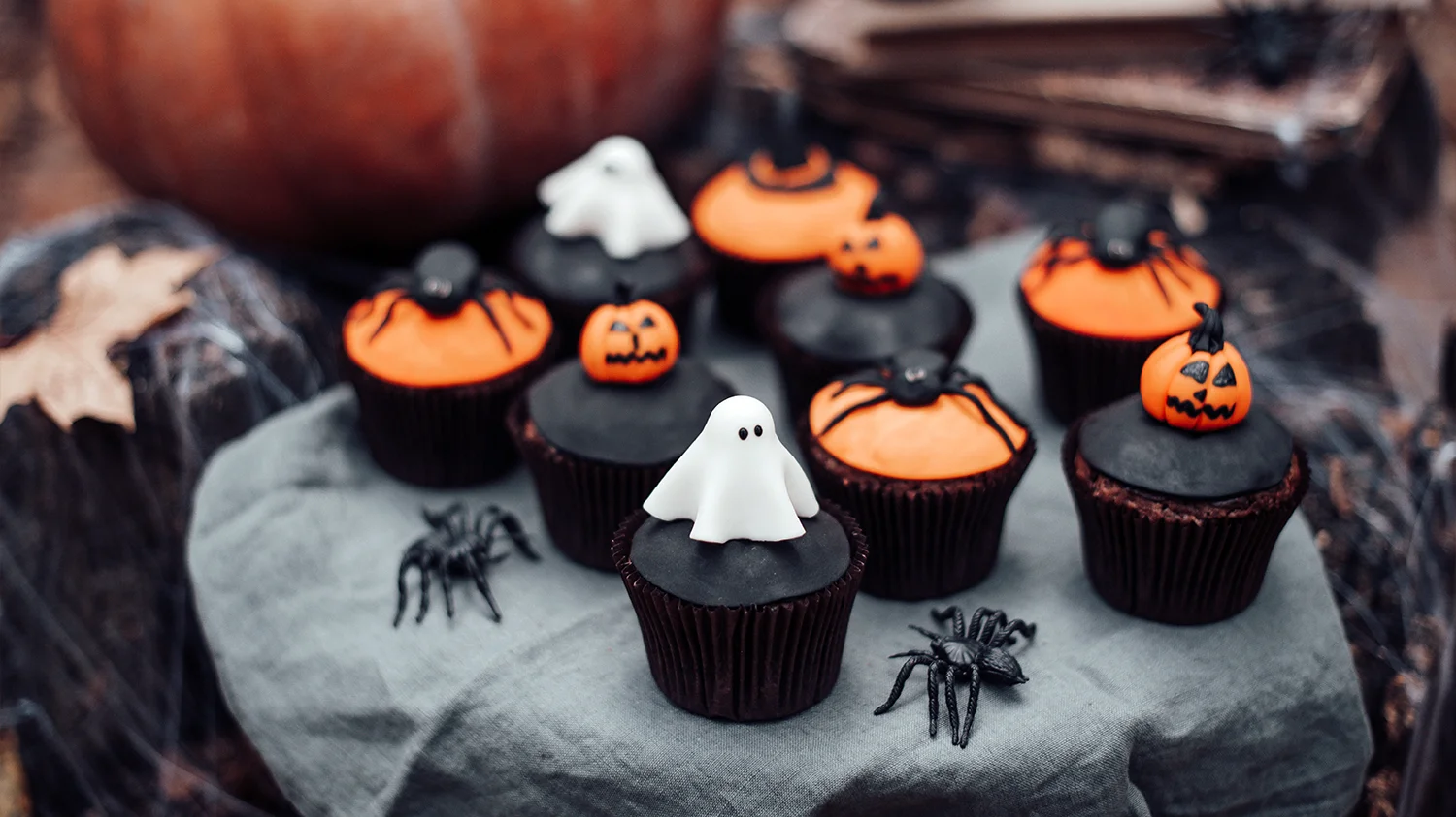 Słodkości na halloween Muffiny przystojone lukrowymi ozdobami nawiązującymi do Halloween.