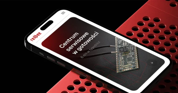 Smartphone z otwartą stroną internetową serwisu z naprawą elektroniki redbee.pl