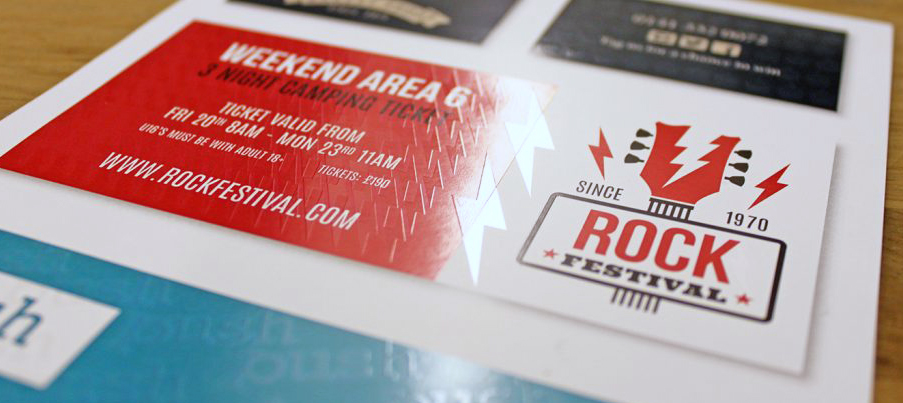 Próbki biletów na Rock Festival z uszlachetnieniem w postaci błyszczącego lakieru wybiórczego o wzorze błyskawic