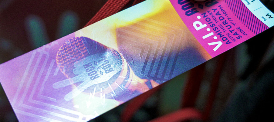 Mieniący się bilet wstępu VIP na koncert z zabezpieczeniem w postaci folii holograficznej i nadrukiem Rock 'n' Roll
