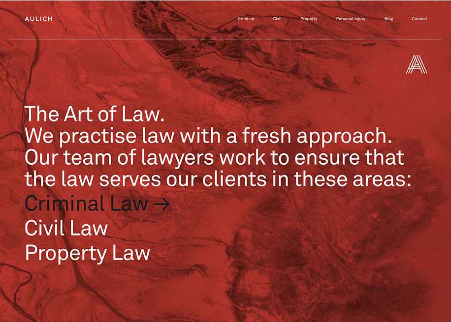 Strona internetowa kancelarii prawnej Aulich z nagłówkiem „The Art of Law” i listą specjalizacji: prawo karne, cywilne oraz prawo własności, na tle czerwonej tekstury