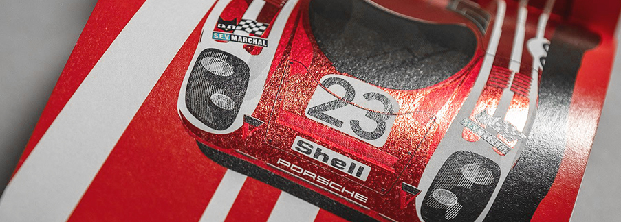 Zbliżenie na błyszczący nadruk z metalicznym, czerwonym efektem przedstawiający wyścigowe auto Porsche 917 z logo Shell