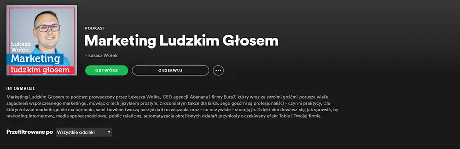 Baner podcastu Marketing Ludzkim Głosem na Spotify, przedstawiający zdjęcie Łukasza Wołka w okularach oraz opis programu marketingowego