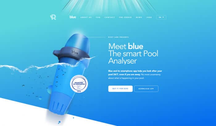 Landing page inteligentnego analizatora wody basenowej Blue Smart Pool Analyser unoszącego się w wodzie
